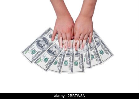 Due mani di un uomo che detiene un denaro americano - cento dollari USA fatture con un ritratto del presidente americano Benjamin Franklin su un whi isolato Foto Stock