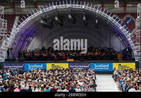 Edimburgo, Gran Bretagna. 1st Apr, 2020. File Foto scattata il 2 agosto 2019 mostra agli spettatori uno spettacolo al Festival Internazionale di Edimburgo di apertura evento a Edimburgo, in Gran Bretagna. Per la prima volta in oltre 70 anni, una serie di festival che trasformano Edimburgo nella principale destinazione culturale del mondo ogni agosto non stanno andando avanti come previsto a causa delle preoccupazioni per la pandemia del COVID-19, gli organizzatori hanno detto il 1° aprile 2020. Credit: Han Yan/Xinhua/Alamy Live News Foto Stock