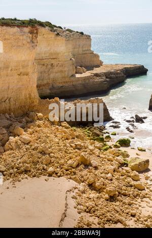 Scogliera rockfall sulla costa ovest di Alporchinhas, Algarve, Portogallo Foto Stock