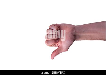 La mano caucasica mostra il segno di pollici-giù su sfondo bianco isolato Foto Stock