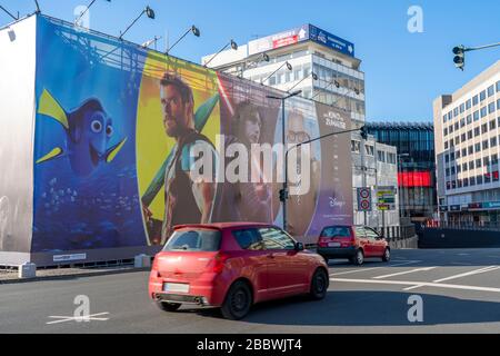 Pubblicità, grande poster, per il nuovo servizio di streaming Disney Plus, a DŸsseldorf, Germania Foto Stock