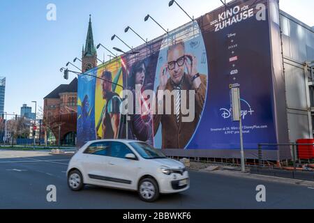 Pubblicità, grande poster, per il nuovo servizio di streaming Disney Plus, a DŸsseldorf, Germania Foto Stock