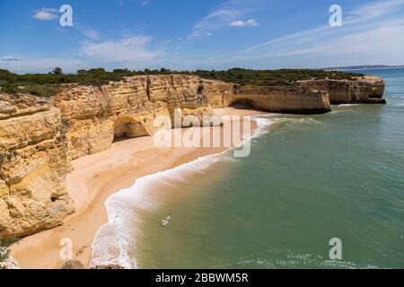 Spiaggia deserta sulla costa ovest di Alporchinhas, Algarve, Portogallo Foto Stock