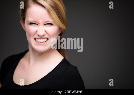 Remorse/deplora/paura/ansia/incertezza in una giovane donna - effetti di una difficile situazione di vita - vivide emozioni concetto Foto Stock