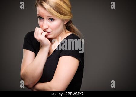 Paura/ansia/rammarico/incertezza in una giovane donna - effetti di una situazione di vita difficile - concetto di emozioni vivide Foto Stock