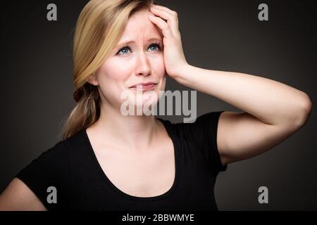 Remorse/deplora/paura/ansia/incertezza in una giovane donna - effetti di una difficile situazione di vita - vivide emozioni concetto Foto Stock