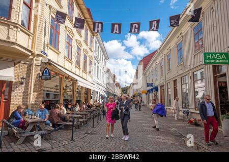 Persone che camminano per le strade del quartiere Haga a Gothenburg, Svezia, Europa Foto Stock