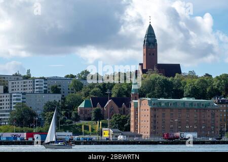 Barca che naviga oltre lo skyline di Gothenburg con la Chiesa di Mathugg e la chiesa di San Johanneskyrkan a Gothenburg, Svezia, Europa Foto Stock