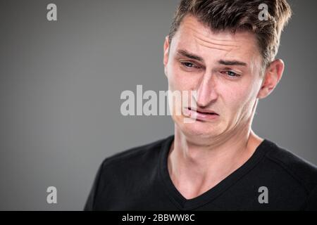 Paura/ansia/rammarico/incertezza in un giovane - gli effetti di una difficile situazione di vita - vivide emozioni concetto Foto Stock