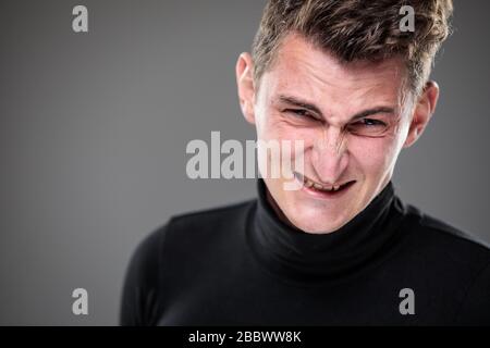 Paura/ansia/rammarico/incertezza in un giovane - gli effetti di una difficile situazione di vita - vivide emozioni concetto Foto Stock