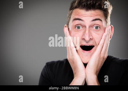 Paura/ansia/rammarico/incertezza in un giovane - gli effetti di una difficile situazione di vita - vivide emozioni concetto Foto Stock