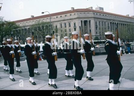 Washington DC. USA, 11 novembre 1990 i marinai della Marina marciano verso il Navy Memorial in Pennsylvania Ave durante le cerimonie dei Veterans Day. Foto Stock