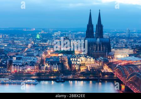 Vista sul fiume di Colonia, Germania. Foto Stock