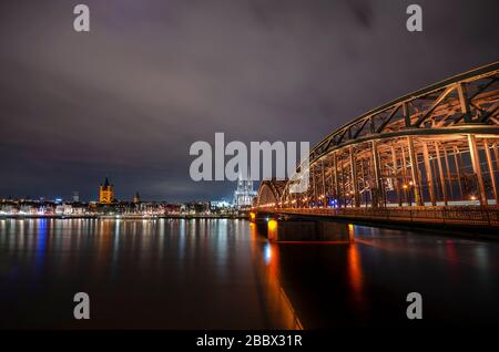 Vista sul fiume di Colonia, Germania. Foto Stock