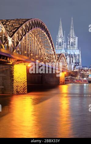 Vista sul fiume di Colonia, Germania. Foto Stock