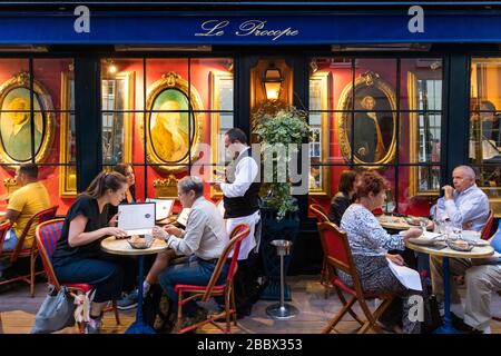 La leggendaria Brasserie le Procope (n. 1686) nel 6th Arrondissement di Parigi, Francia Foto Stock