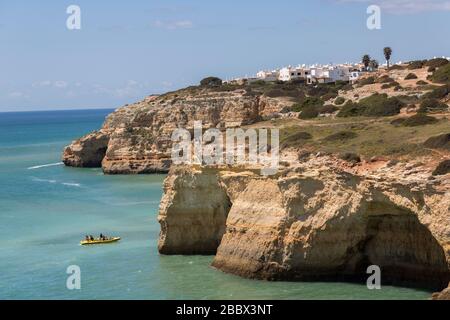 Giro turistico in barca visitando le grotte marine sulla costa ovest di Alporchinhas, Algarve, Portogallo Foto Stock