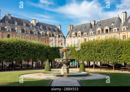 Al mattino presto a Place des Vosges nel Marais, Parigi, Ile-de-France, Francia Foto Stock