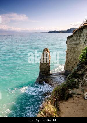 Formazioni rocciose al Canal d'Amour di Sidari. Una delle scene naturali più spettacolari della Grecia di Corfù. Foto Stock