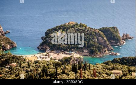 Vista dalle montagne del monastero collina con monastero , Monastero di Paleokastritsa, Corfù , Grecia Foto Stock