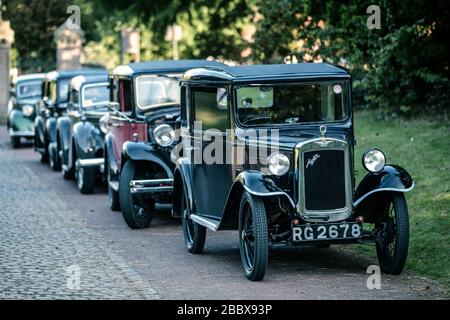 Una linea di auto d'epoca capeggiata da un Austin Seven RN BOX 2678 SALOON RG 1932, Papplewick Pumping Station 1940's event, England Foto Stock