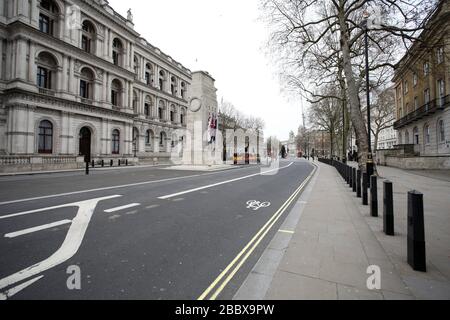 Londra, Regno Unito. 01st Apr, 2020. Giorno nove di Lockdown a Londra. Whitehall quasi deserta dal Cenotaph alle 12:30. Il paese è in blocco a causa della pandemia di Coronavirus COVID-19. Le persone non sono autorizzate a lasciare la casa tranne che per acquisti di cibo minimi, cure mediche, esercizio fisico - una volta al giorno, e lavoro essenziale. COVID-19 Coronavirus lockdown, Londra, Regno Unito, il 1° aprile 2020 Credit: Paul Marriott/Alamy Live News Foto Stock