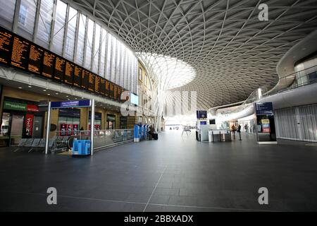 Londra, Regno Unito. 01st Apr, 2020. Giorno nove di Lockdown a Londra. La stazione di Kings Cross è quasi priva di persone questa mattina alle 10:20 circa. Il paese è in blocco a causa della pandemia di Coronavirus COVID-19. Le persone non sono autorizzate a lasciare la casa tranne che per acquisti di cibo minimi, cure mediche, esercizio fisico - una volta al giorno, e lavoro essenziale. COVID-19 Coronavirus lockdown, Londra, Regno Unito, il 1° aprile 2020 Credit: Paul Marriott/Alamy Live News Foto Stock