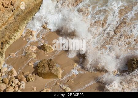 Onda che si infrangono su rocce sulla costa ovest di Alporchinhas, Algarve, Portogallo Foto Stock