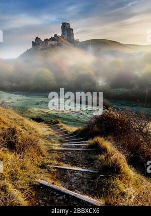 Alba su una mattinata di novembre nebbia e frosty al Castello di Corfe a Dorset, Inghilterra Foto Stock