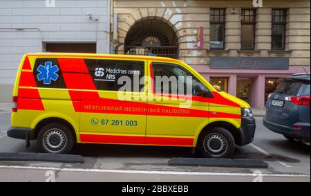 24 Aprile 2018, Riga, Lettonia. Ambulanza su una strada a riga. Foto Stock