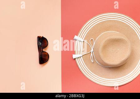 Bellissimo cappello di paglia estivo su sfondo colorato. Concetto di festa, copyspace Foto Stock