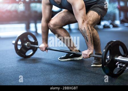 Uomo al lavoro in palestra Foto Stock