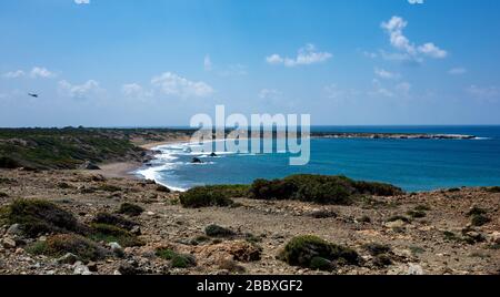 La costa rocciosa del Mar Mediterraneo sulla penisola di Akamas nel nord-ovest dell'isola di Cipro. Foto Stock