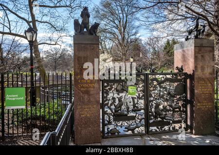 New York, Stati Uniti. 1st Apr, 2020. Un cartello è pubblicato all'ingresso chiuso del famoso Ancient Playground nella Quinta strada della città di New York, dopo che il governatore Andrew M. Cuomo ha annunciato che i parchi giochi di New York City si chiuderanno per affrontare la mancanza di aderenza ai protocolli di allontanamento sociale durante la crisi del coronavirus. Credit: Enrique Shore/Alamy Live News Foto Stock