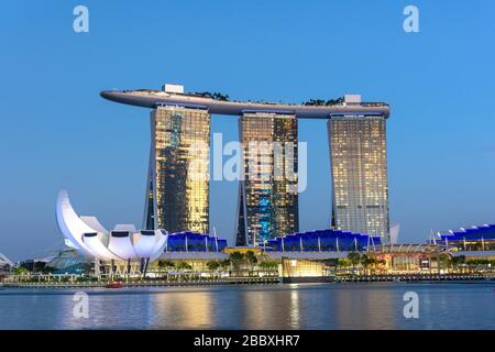 Marina Bay Sands Resort e ArtScience Museum al tramonto, Bayfront Avenue, Downtown Core, zona centrale, Singapore Foto Stock