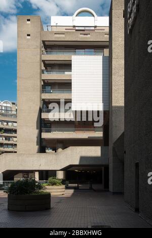 Scale Barbican Center concrete 1960s Brutalist Architecture Barbican Estate di Chamberlin Powell e Bon Architects Ove Arup su Silk Street, Londra Foto Stock