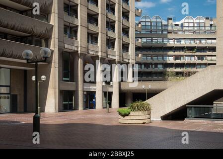 Scale Barbican Center concrete 1960s Brutalist Architecture Barbican Estate di Chamberlin Powell e Bon Architects Ove Arup su Silk Street, Londra Foto Stock