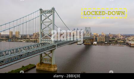 Il Ben Franklin Bridge conduce i viaggiatori in entrata e in uscita del centro cittadino di Philadelphia PA oltre il Fiume Delaware Foto Stock