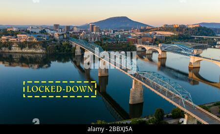 Fiume Tennessee si avvolge intorno alle banche del centro cittadino di Chattanooga TN all'alba Foto Stock