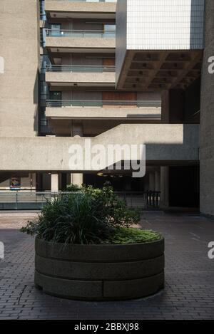 Scale Barbican Center concrete 1960s Brutalist Architecture Barbican Estate di Chamberlin Powell e Bon Architects Ove Arup su Silk Street, Londra Foto Stock