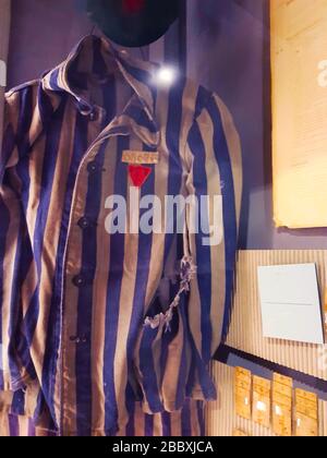 Vecchie uniformi di prigionieri antichi con strisce blu e bianche di prigionieri ebrei nella seconda guerra mondiale Foto Stock