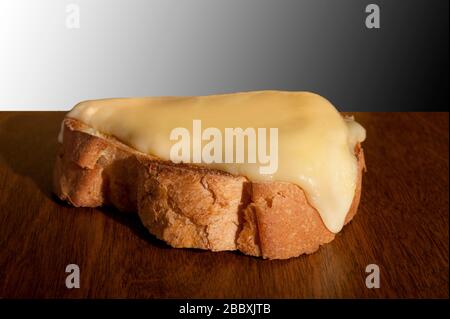 Formaggio Fontal fuso su Crostini Foto Stock