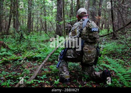 Un membro del team BORTAC comunica con il suo team mentre cerca Richard Matt e David Sweat nella foresta al di fuori di Dannemora N.Y il 14 giugno. Foto Stock