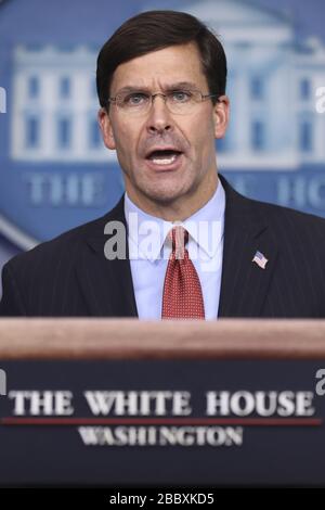 Washington, Stati Uniti. 01st Apr, 2020. Il Segretario alla difesa Mark Esper parla durante una conferenza stampa con i membri della task force del coronavirus nella Briefing Room della Casa Bianca di Brady Press a Washington, DC, mercoledì 1 aprile 2020. Foto di Oliver Contreras/UPI Credit: UPI/Alamy Live News Foto Stock