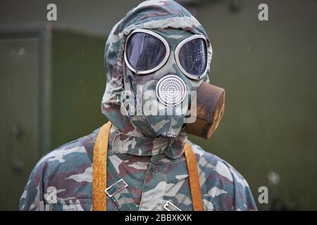 Manichino vestito con una speciale mimetizzazione e maschera a gas. Foto Stock