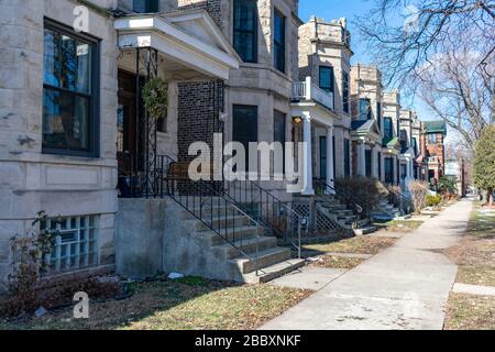 Fila di vecchie case lungo un marciapiede in Logan Square Chicago Foto Stock