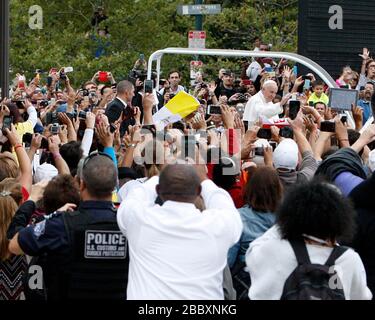 Papa Francesco si avea al mare dei pellegrini prima della Messa a Filadelfia il 27 settembre 2015. La protezione delle dogane e dei confini degli Stati Uniti ha contribuito alla sicurezza papale a Washington, D.C., New York City e Philadelphia durante la visita settimanale del Papa negli Stati Uniti. Foto Stock