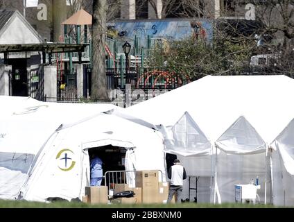 New York, Stati Uniti. 01st Apr, 2020. Un parco giochi è vuoto nei pressi di un ospedale di campo che è istituito per accogliere pazienti malati a Central Park a New York City mercoledì 1 aprile 2020. Le tende si trovano lungo il prato Est vicino al Monte Sinai Hospital e sono utilizzati come un centro medico di troppo pieno. Furono erette in 48 ore dalla Purse della carità senza scopo di lucro Samaritana. Foto di John Angelillo/UPI Credit: UPI/Alamy Live News Foto Stock