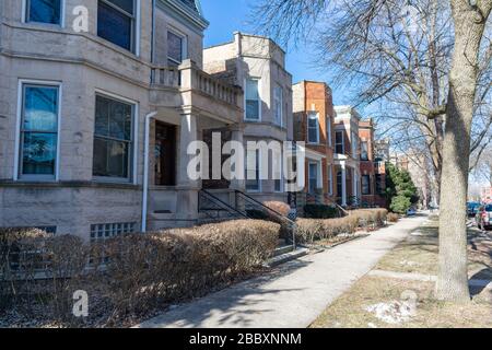 Fila di vecchie case lungo un marciapiede in Logan Square Chicago Foto Stock