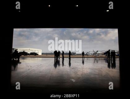 Agenti di interdizione aerea e team di risposta speciale della protezione delle dogane e dei confini degli Stati Uniti, si riuniscono nell'hangar prima di un esercizio di formazione, in quanto forniscono la sicurezza dello spazio aereo per Super Bowl li, a Conroe, Texas, 1° febbraio 2017. Le unità con operazioni aeree e marine e l'Ufficio delle operazioni sul campo hanno collaborato con la Civil Air Patrol per praticare un'intercettazione aria-aria utilizzando due elicotteri amo UH-60 Black Hawk e due aerei C-550 Citation per tracciare un'incursione simulata nello spazio aereo ristretto. Foto Stock